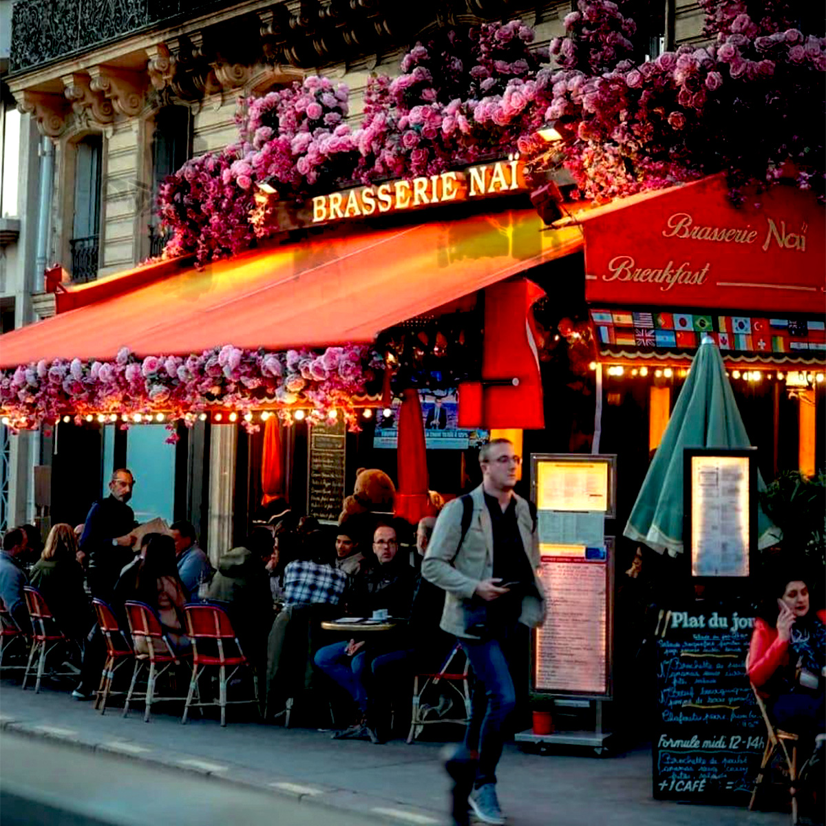Květinová fasáda Brasserie Naï