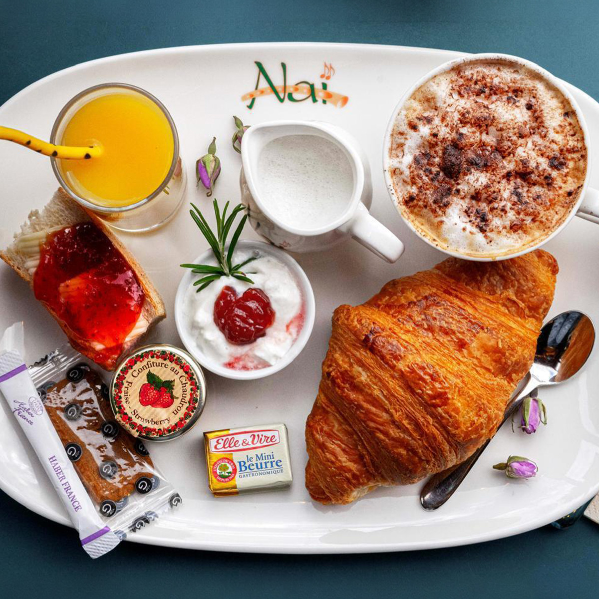 Snídaně s croissantem