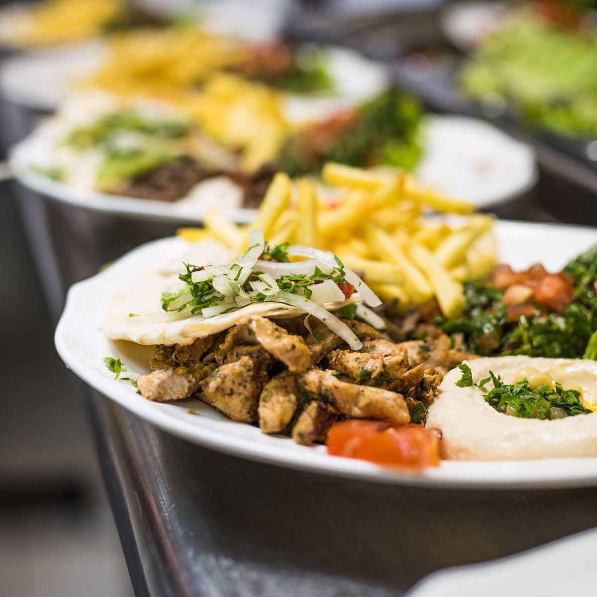 Grilované maso a libanonský hummus