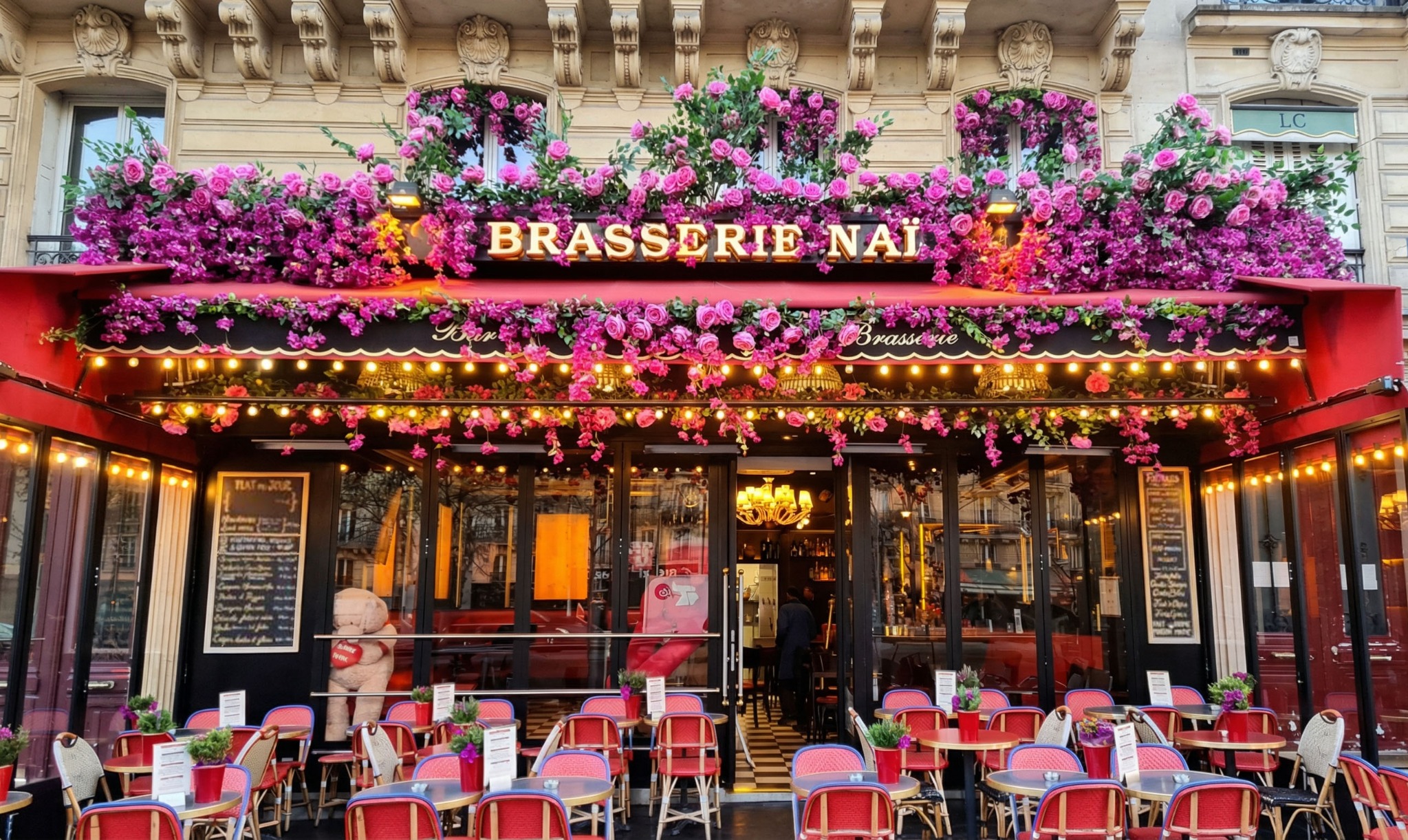 Květinová fasáda Brasserie Naï