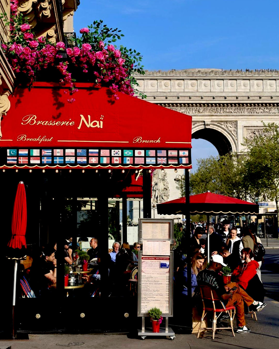 Květinová fasáda Brasserie Naï